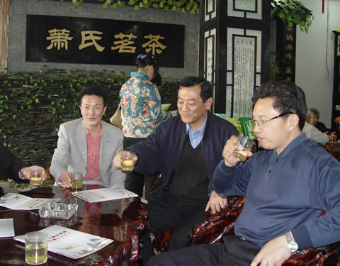 2006年3月,國(guó)務(wù)院參事團(tuán)視察蕭氏茶葉集團(tuán).jpg