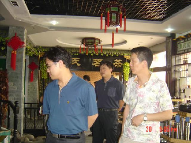 2006年10月，國(guó)家團(tuán)中央青工處處長(zhǎng)肖鳳利等視察蕭氏集團(tuán)